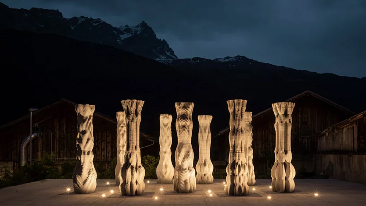 苏黎世联邦理工学院的团队在夜景中照亮了山下的九根混凝土柱