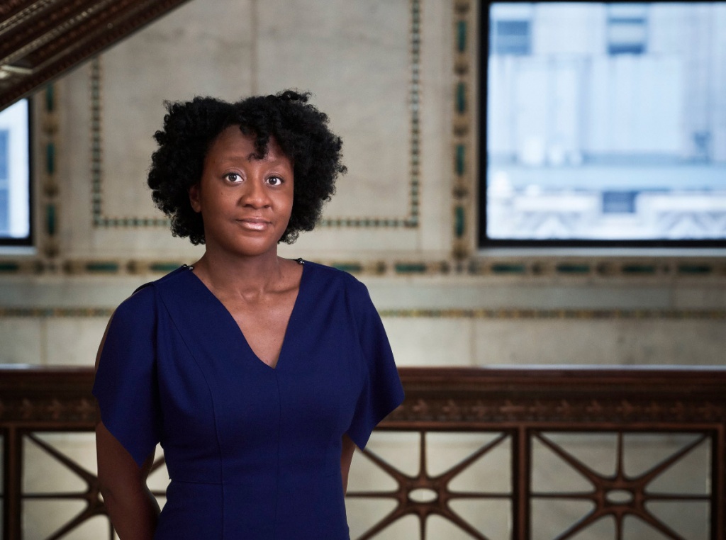 非洲裔美国妇女的照片，Yesomi Umolu，芝加哥建筑学两年期的策展人。