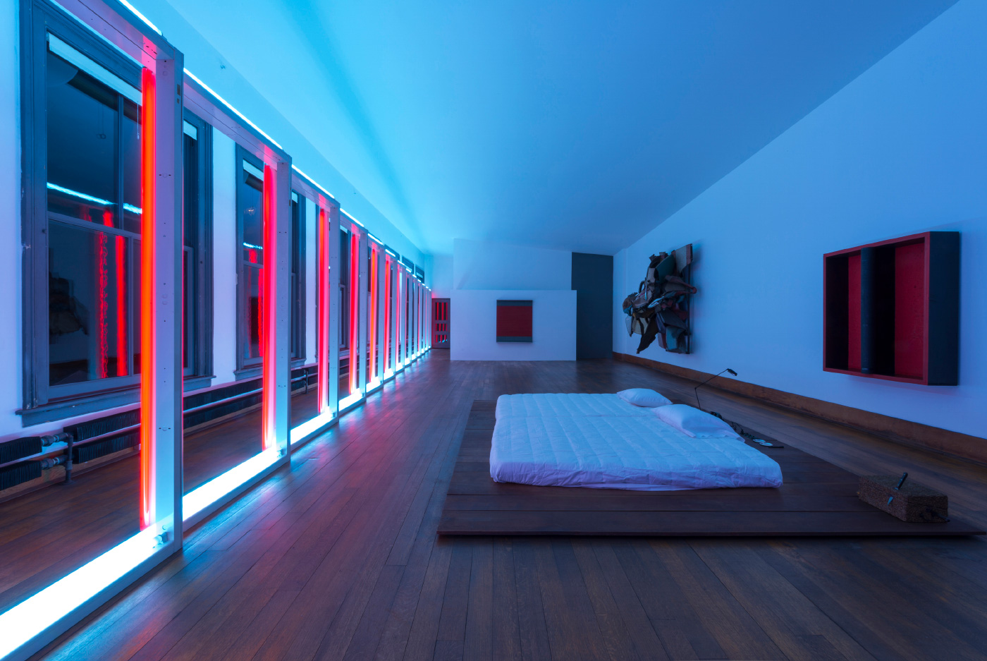 唐纳德·贾德基金会(Donald Judd Foundation)位于纽约的住宅内部，有一间蓝色和粉色灯光的卧室