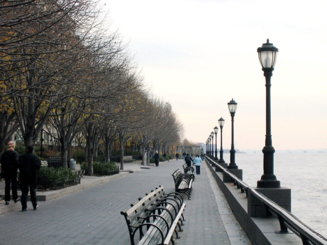 炮台公园广场与灯、长凳和树木的景色
