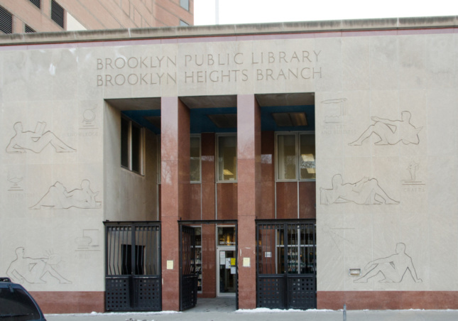 布鲁克林高地图书馆前进入口，以俯卧位的人倾斜为石灰岩