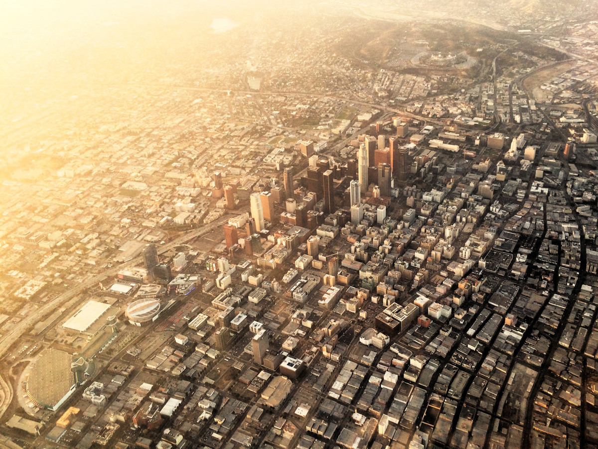 日落时鸟瞰洛杉矶市中心
