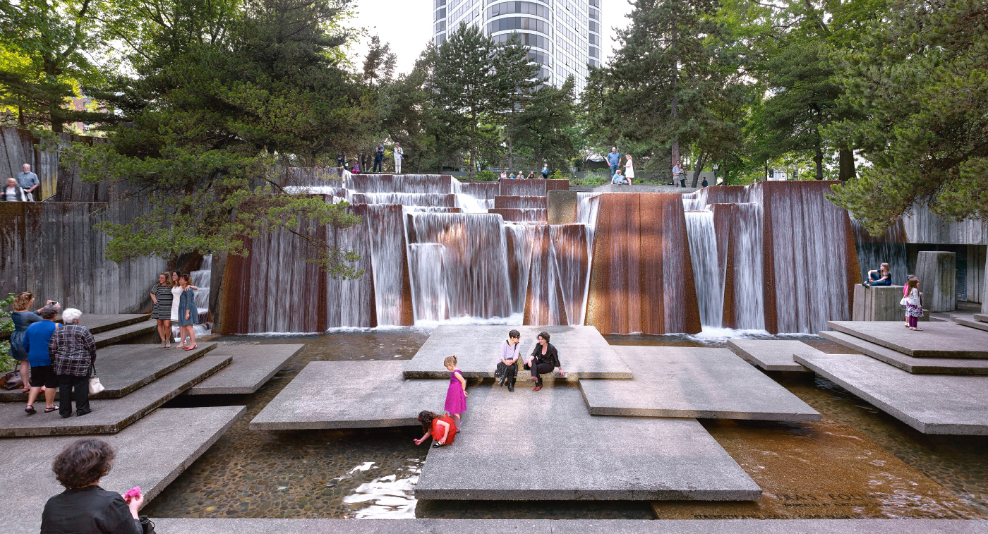 来自文化景观基金会的儿童在大型城市喷泉中玩耍的图像