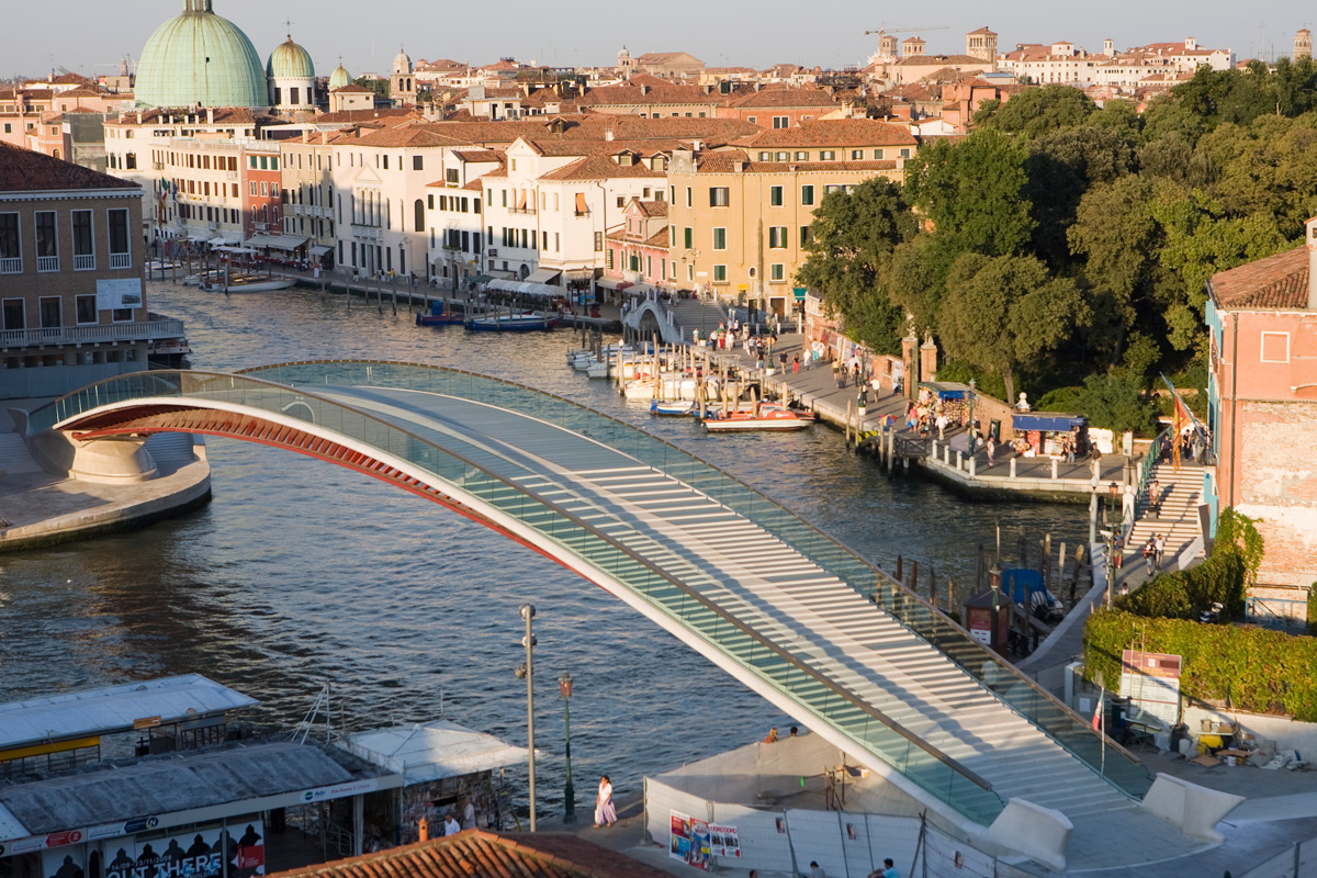 威尼斯运河上的玻璃人行桥的航拍图