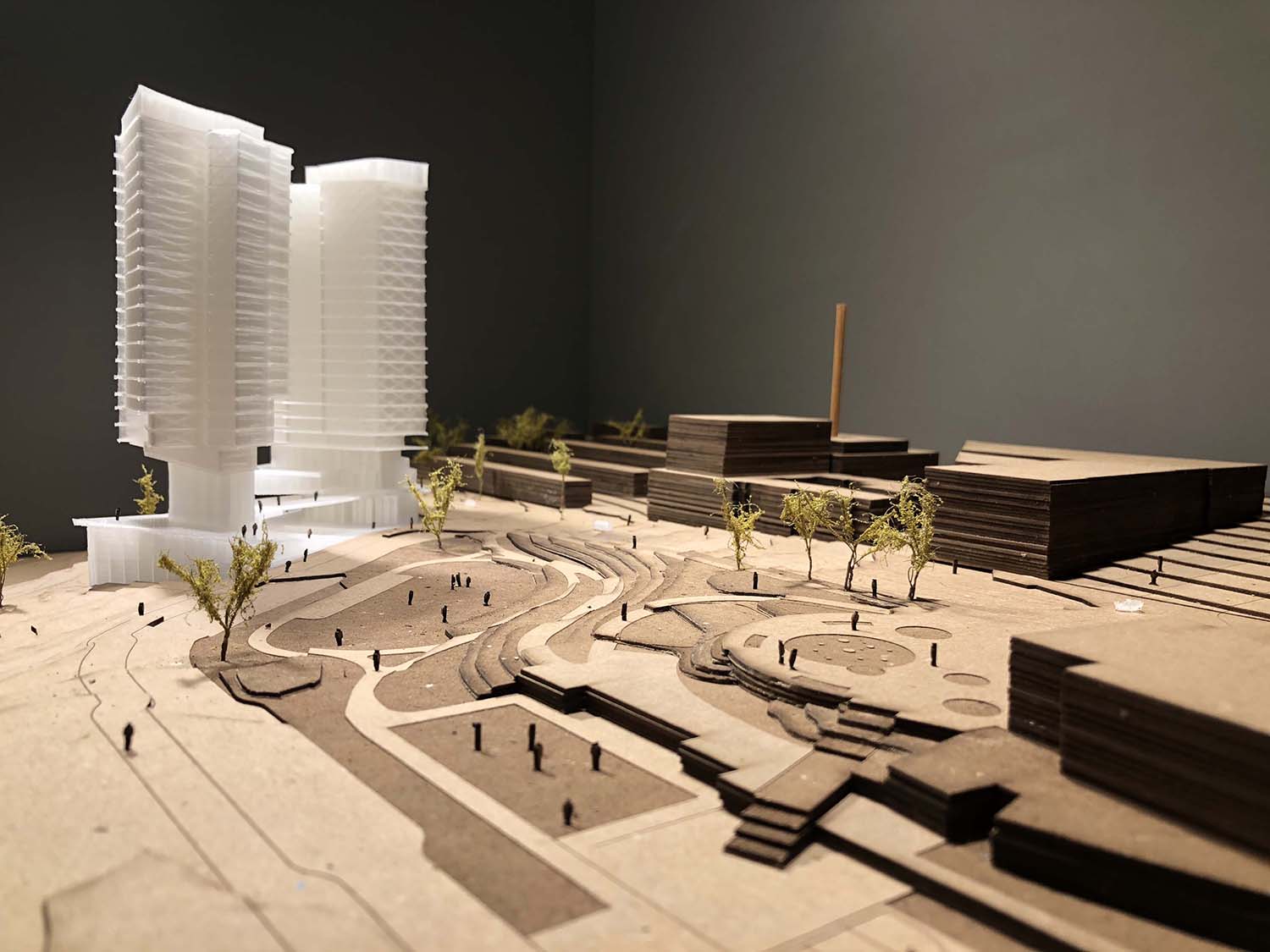 由西雅图建筑基金会设计的纸板景观中的白塔模型
