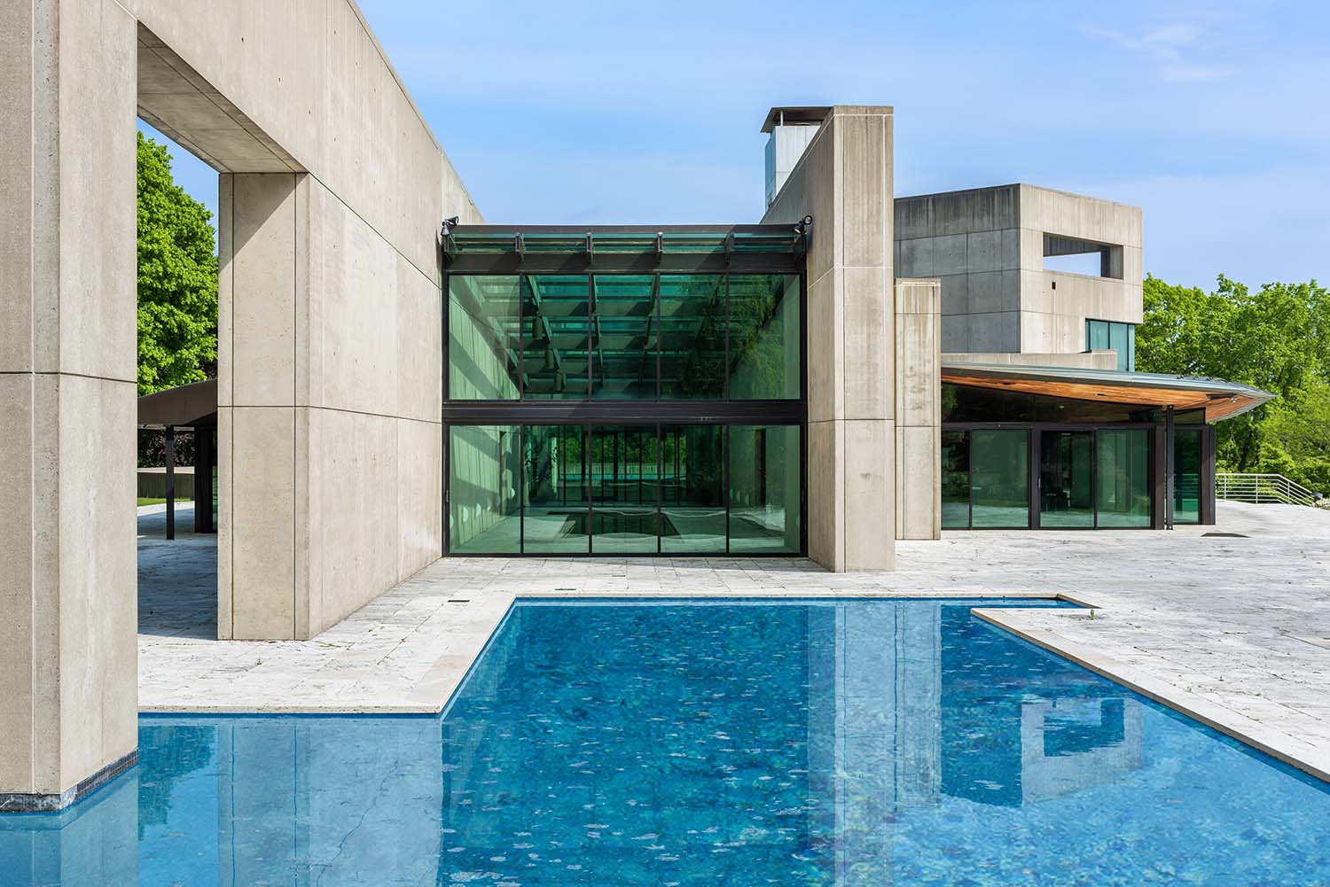 由RafaelViñoly设计的房子，与Stark混凝土墙和游泳池