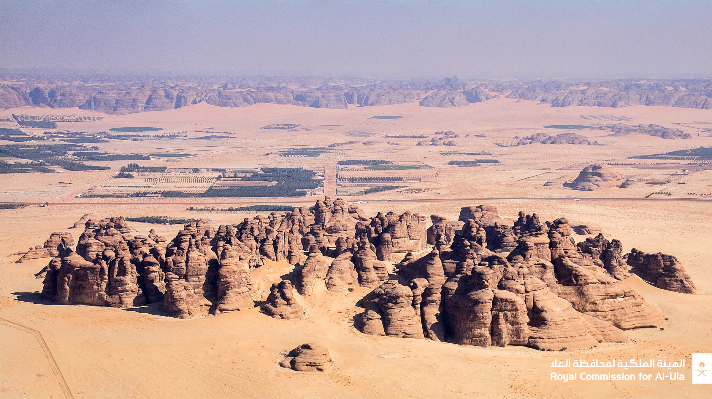 沙特阿拉伯历史悠久的al-Ula山谷的岩层，让·努维尔豪华度假村的未来之家