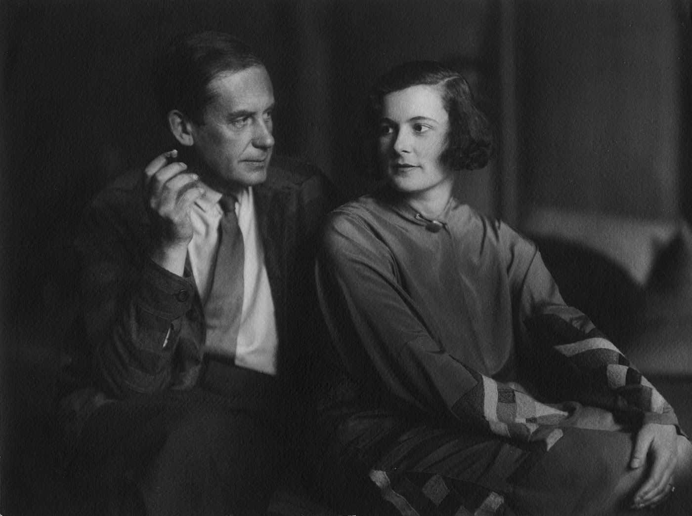 黑白照片，沃尔特·格罗皮乌斯和妻子