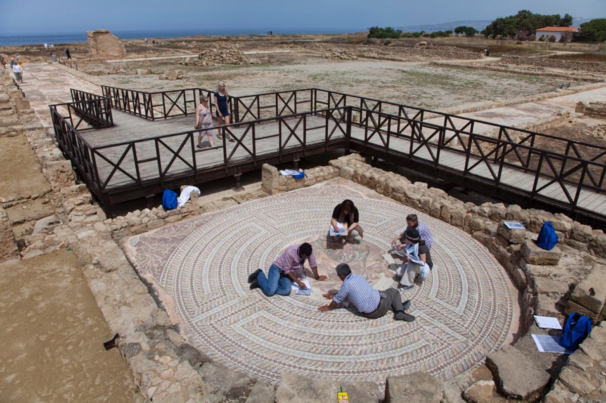 2014年“马赛克考古遗址保护和管理”课程的学员在塞浦路斯帕福斯的Nea Paphos考古遗址对忒修斯马赛克进行了条件调查。这是盖蒂保护工作的一部分。