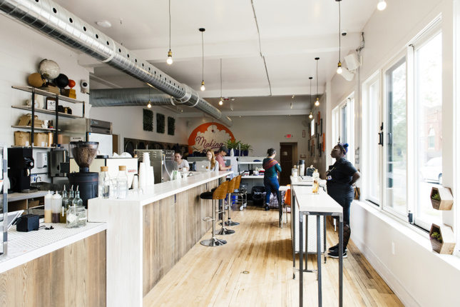 一家咖啡馆，带有轻型木材和白色的口音，可打开洗衣店，部分底特律设计139