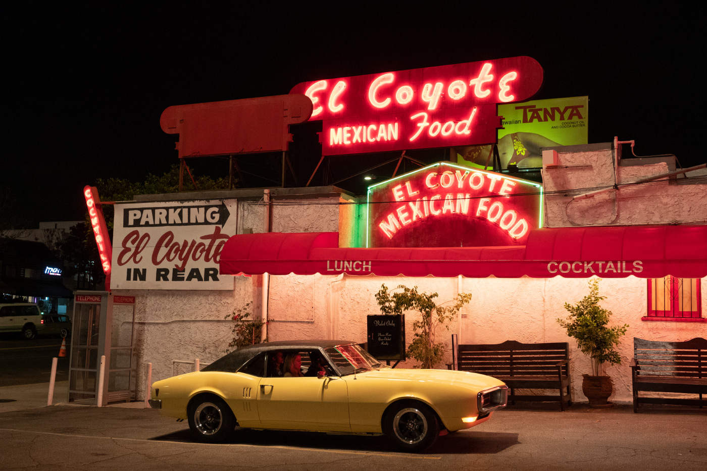一家墨西哥餐厅在好莱坞的一段时间内仍在举行霓虹灯