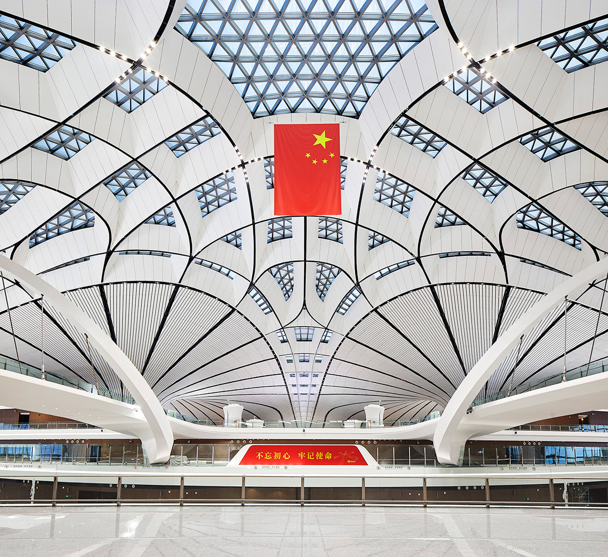 Zaha Hadid设计的机场内部-天花板结构