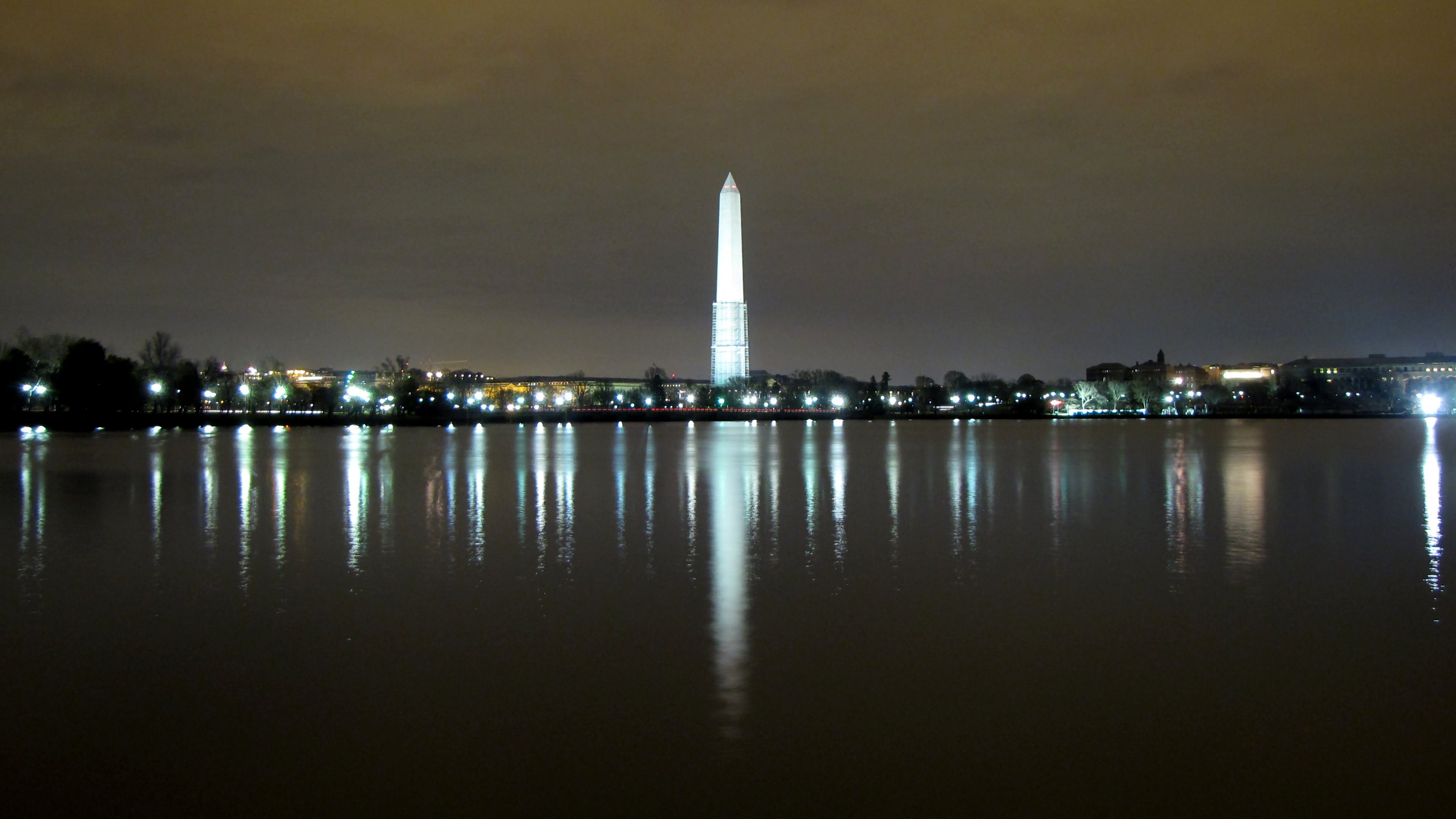 华盛顿纪念碑的看法的照片从横跨潮水盆的晚上。