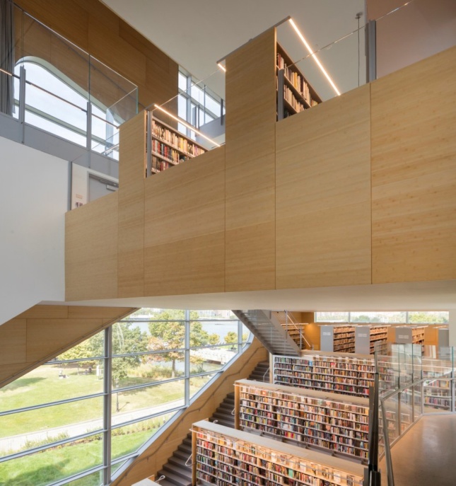 轻木和玻璃框架的阶梯式书架。