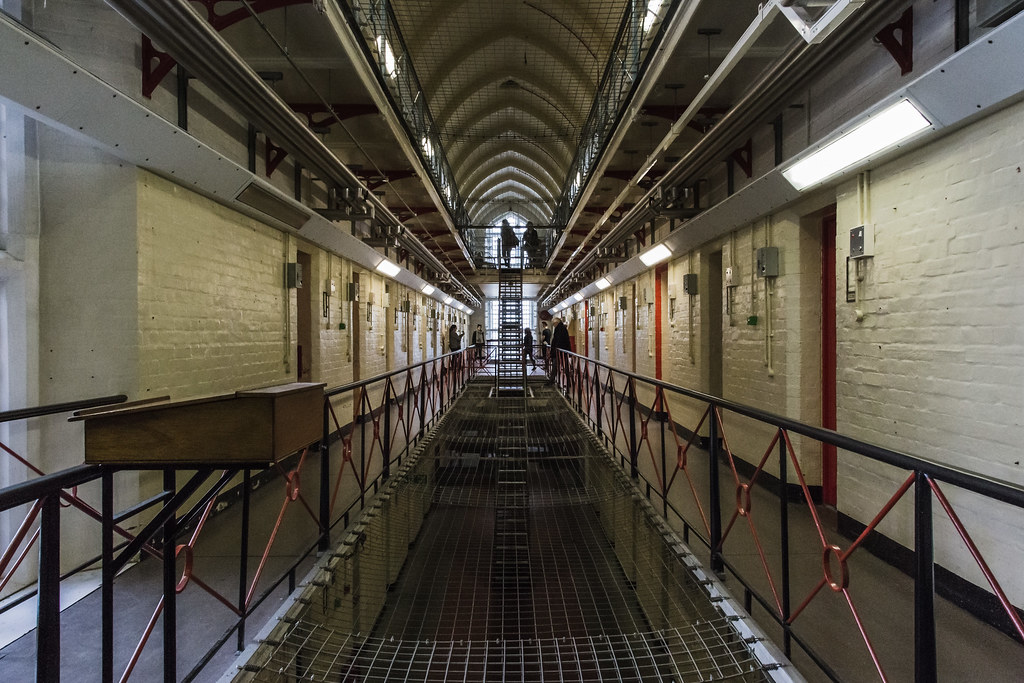 一张透视照片，从奥斯卡·王尔德曾经被关押的监狱的走廊往下看