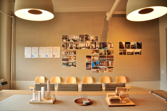 会议室的桌子和建筑模型的特写图像