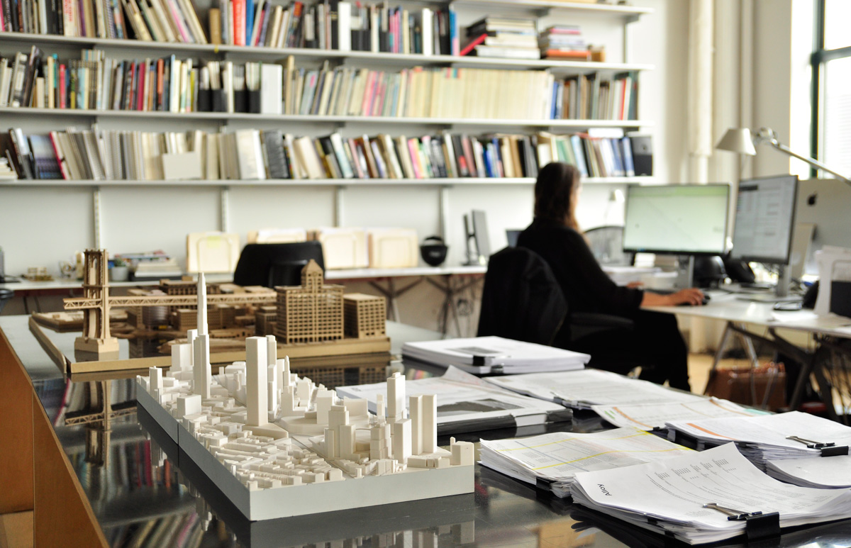 建筑办公室的图象有模型，书和文书工作的在合金办公室