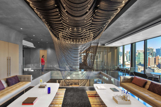 阿伦·席勒设计的带珠帘的混凝土办公室内部