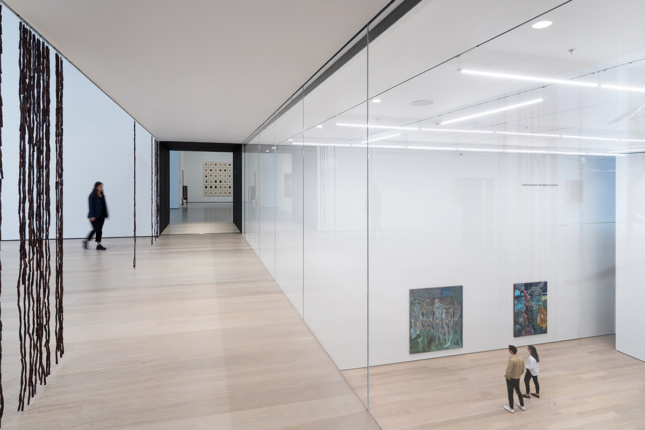 玻璃墙隔开的画廊空间两层的图像