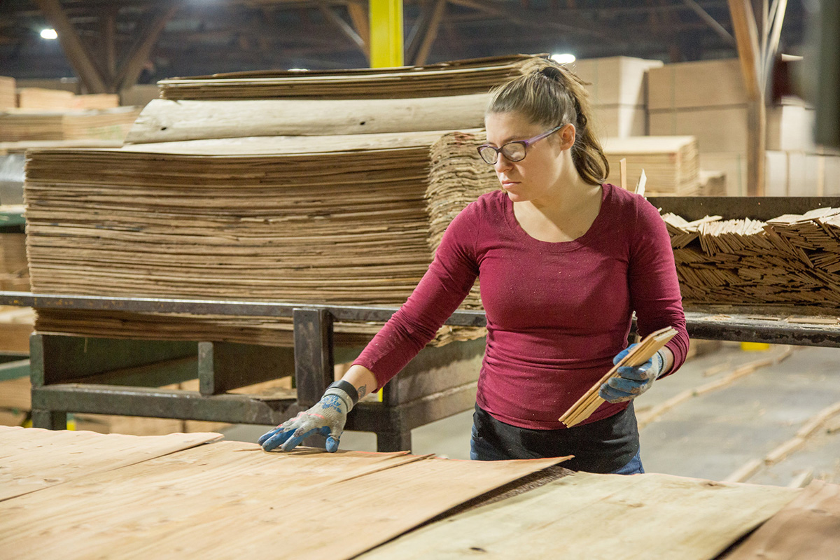 女工在工厂里触摸木板