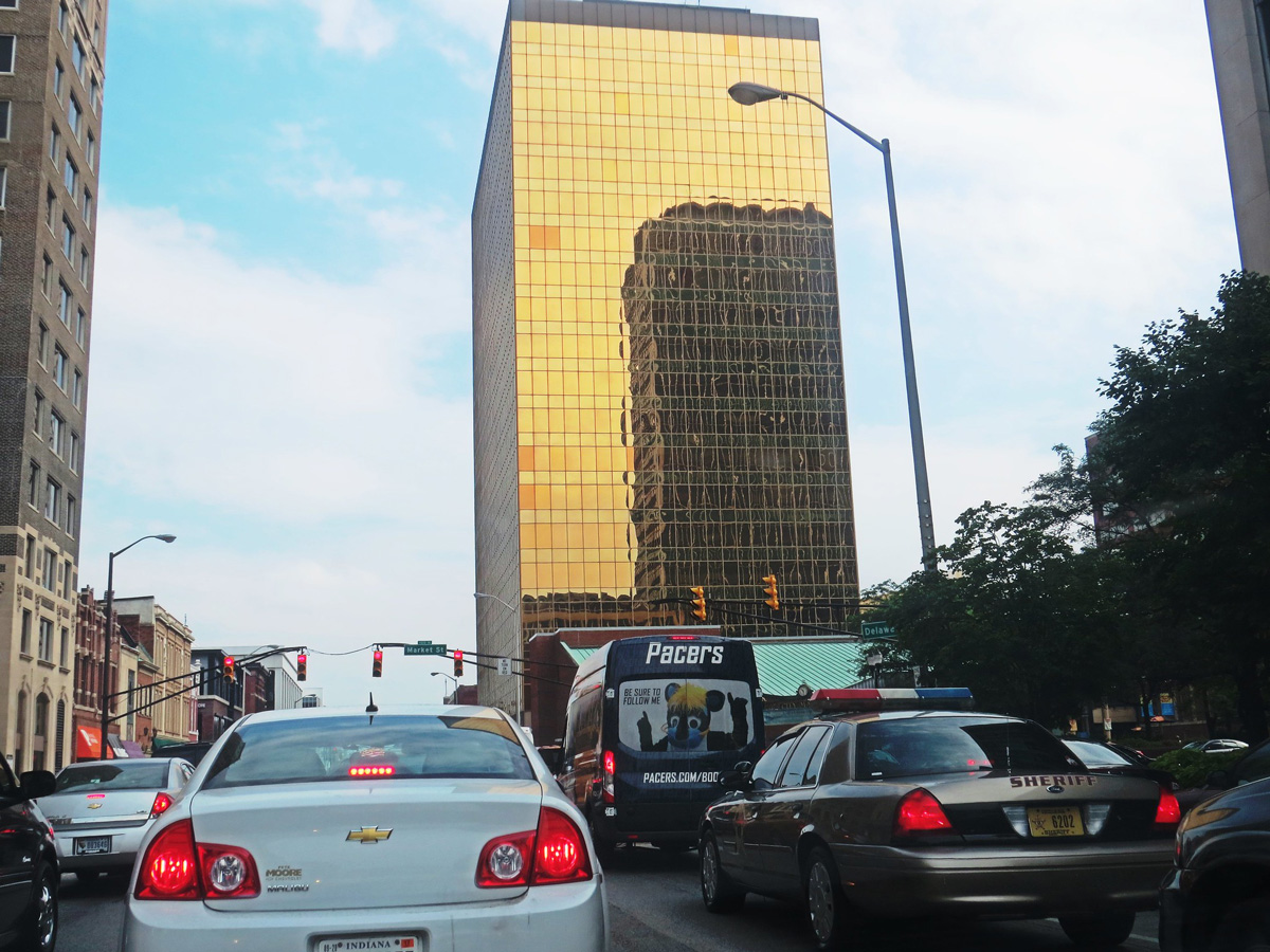 金色玻璃包裹建筑前的交通