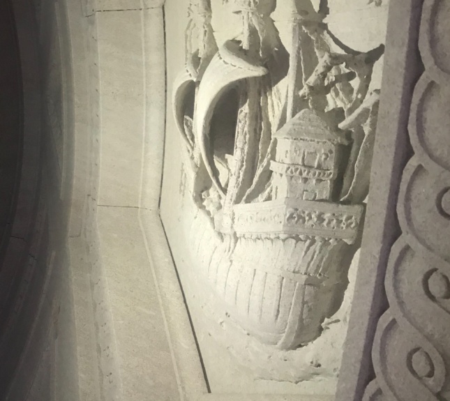 摩根图书馆门廊天花板上帆船浮雕的细节