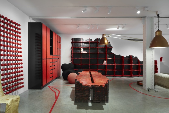 由Gaetano Pesce设计熔化的红色家具