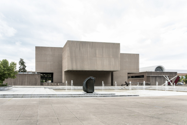 混凝土野蛮主义艺术博物馆和广场的外部拍摄