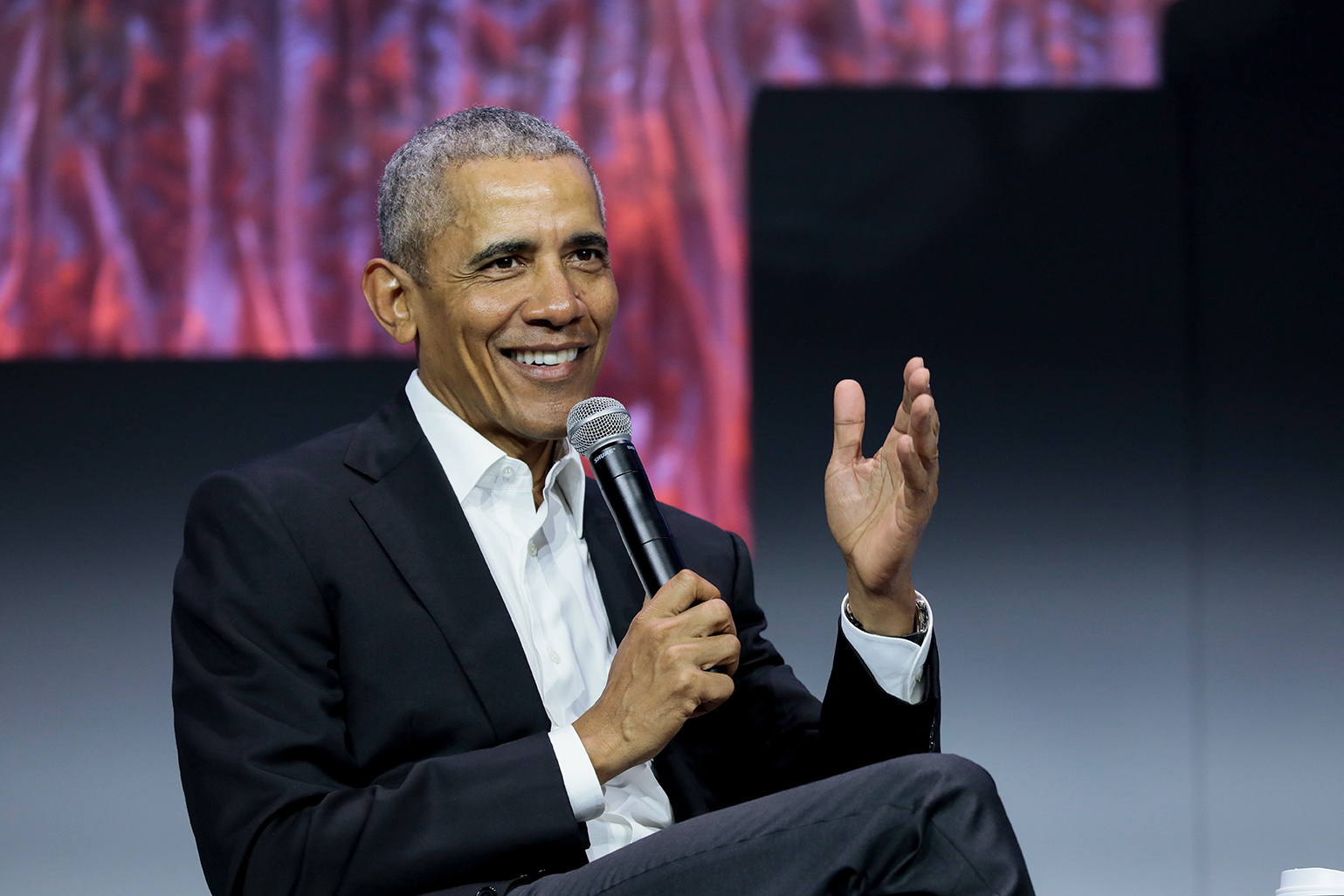 奥巴马总统坐在麦克风上坐在绿色博利2019年发出主题演讲