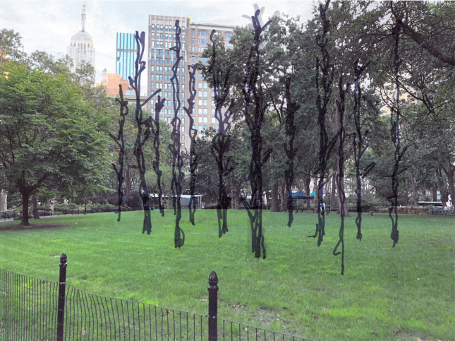 绿色公园里挂着枯瘦的树
