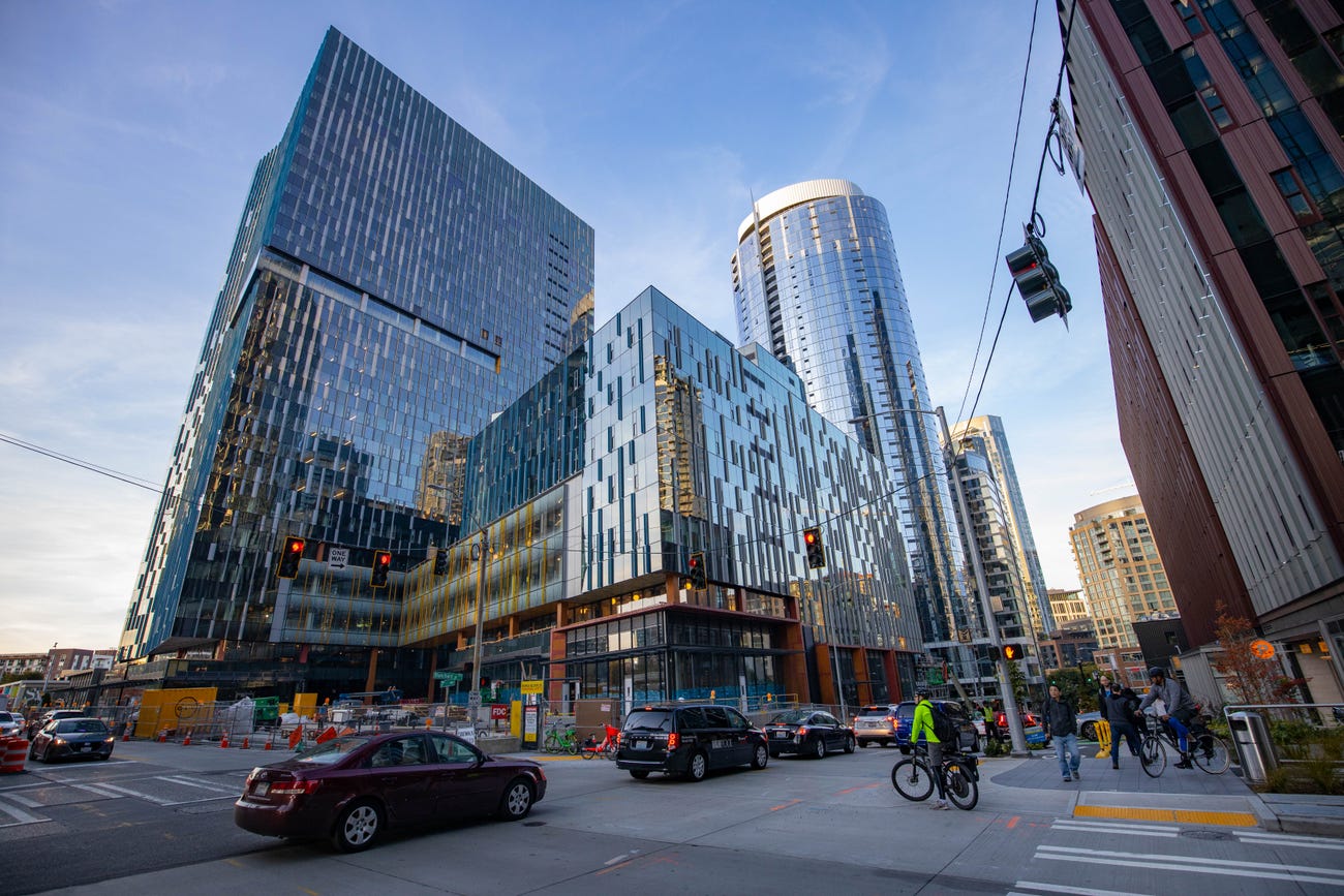 外观玻璃塔街道视图建设中的建设中在西雅图作为新的亚马逊校园的一部分