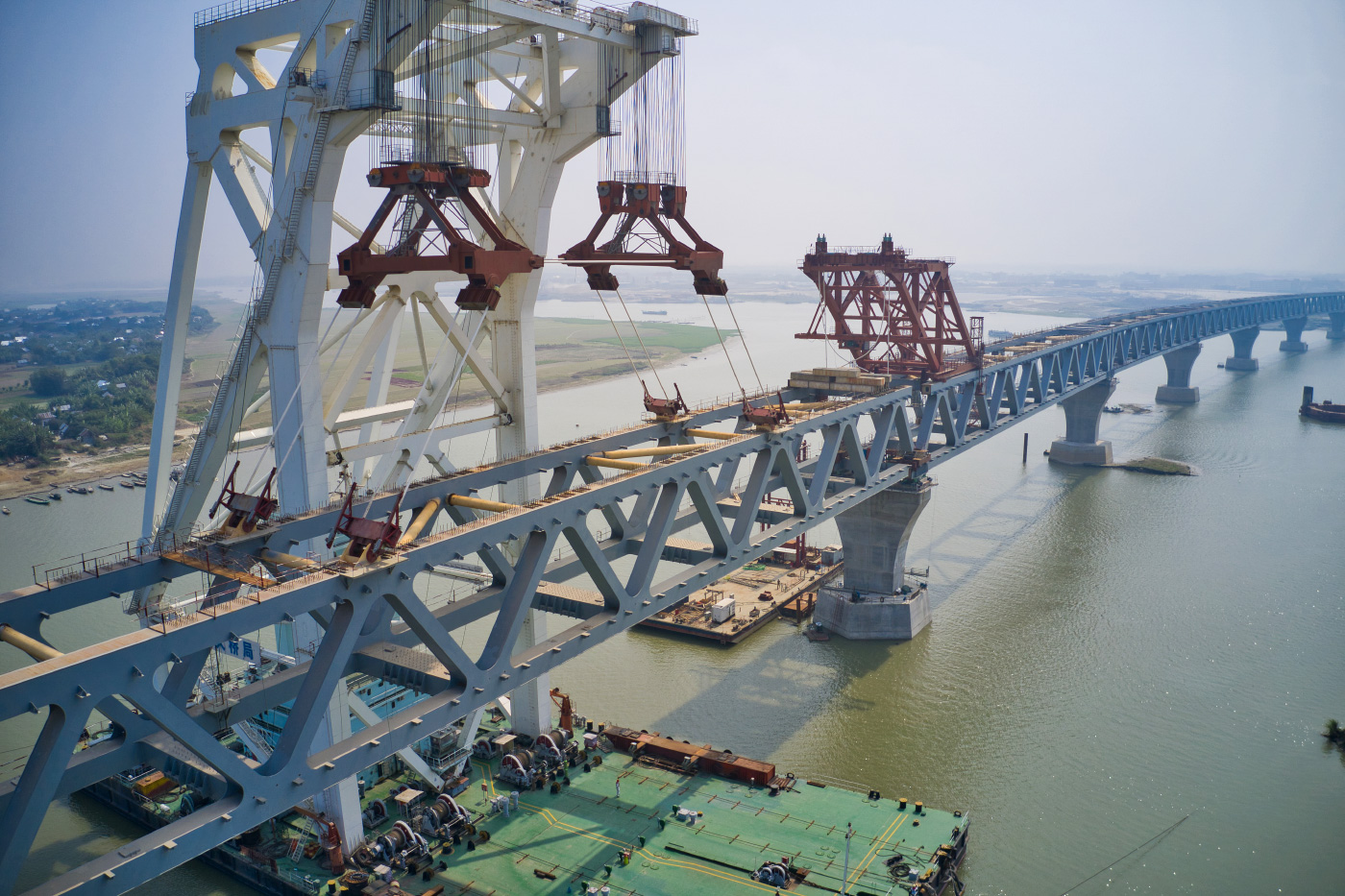 跨越河的一座桥梁的照片，部分中国的传送带和路倡议