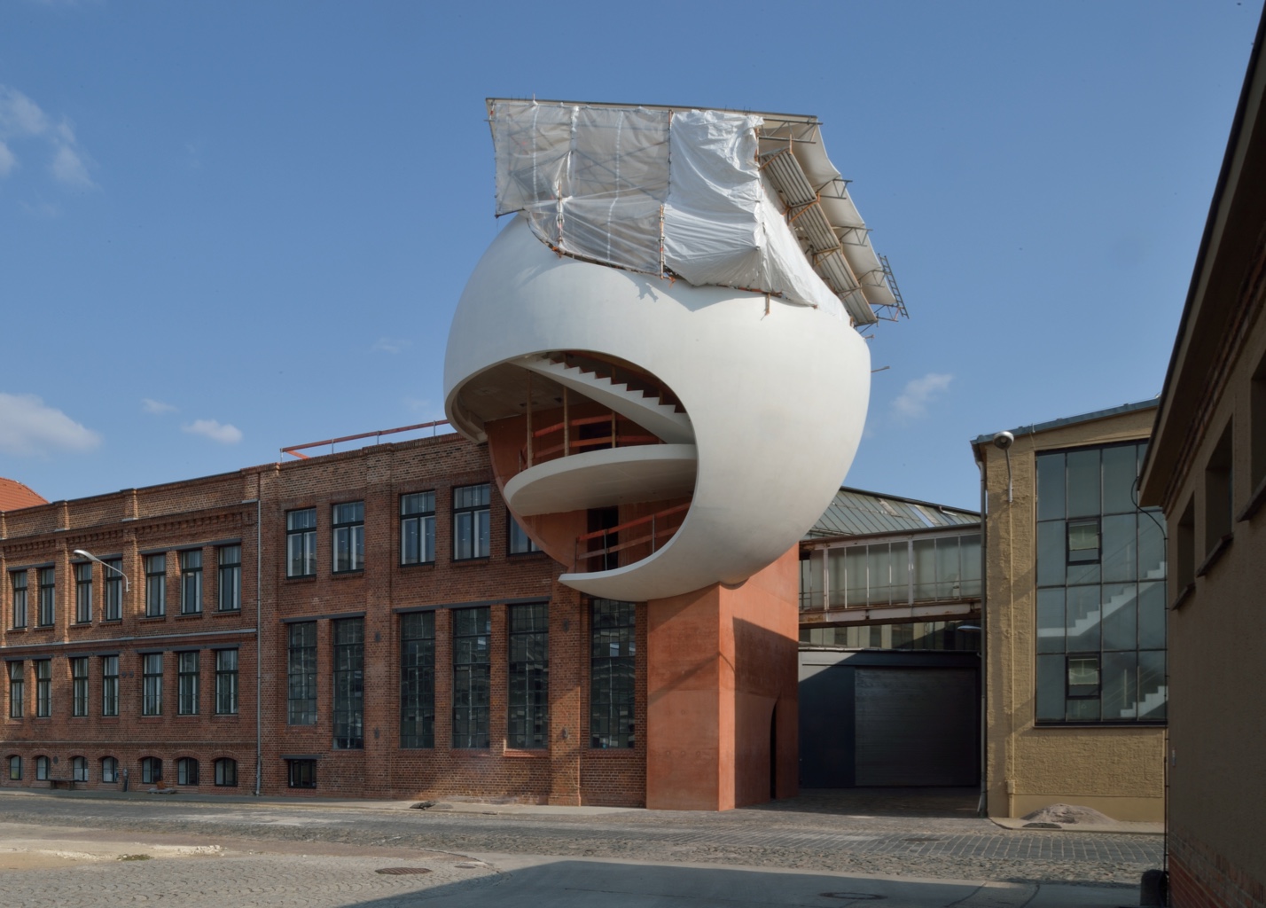 悬浮的混凝土球，由奥斯卡Niemeyer设计