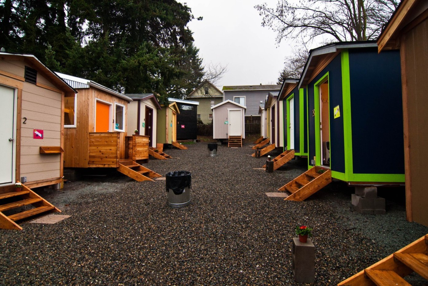 一个小房子村庄的照片在西雅图