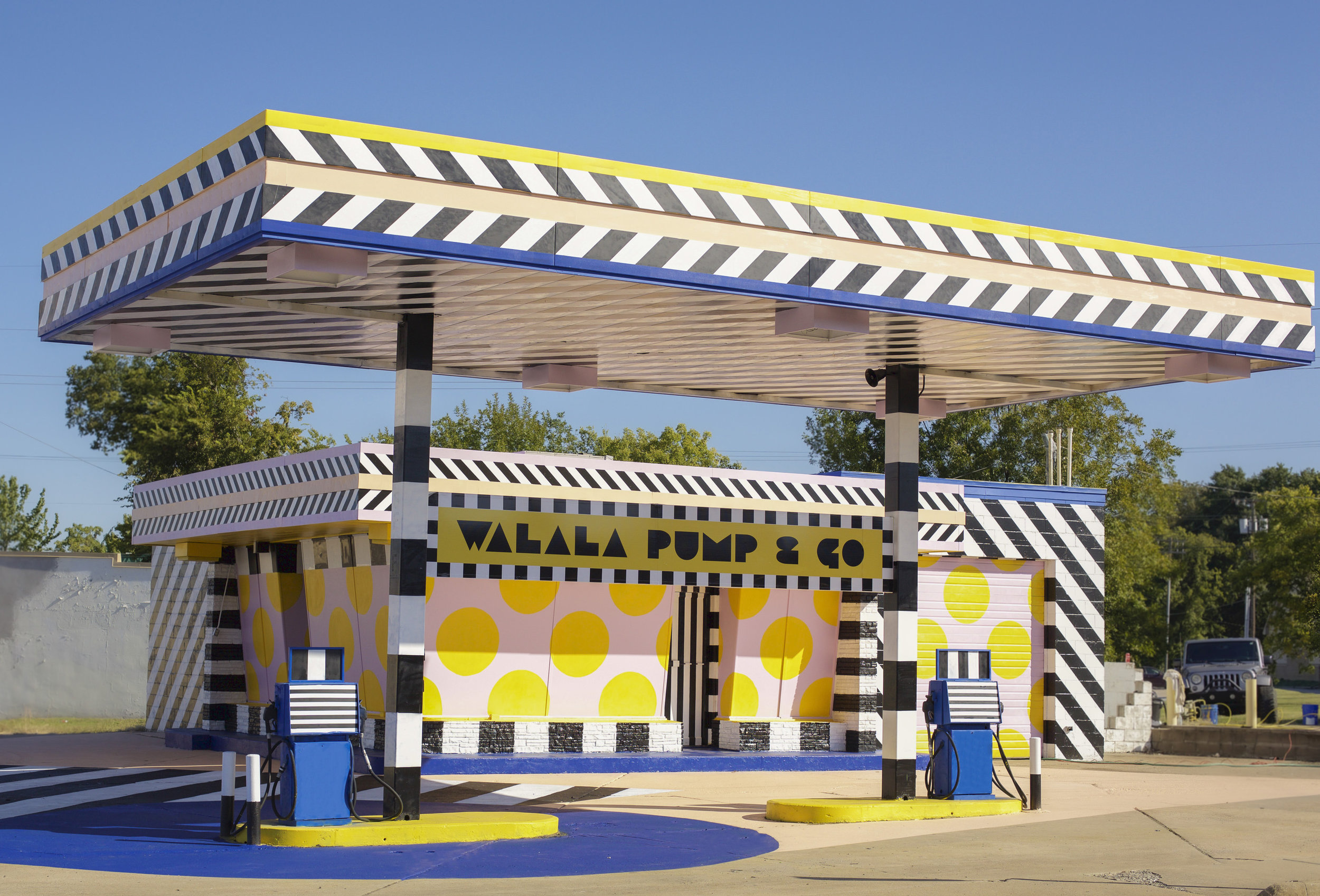艺术家卡米尔·瓦拉拉(Camille Walala)把一个加油站变成了这件粉色和黄色的公共艺术品。
