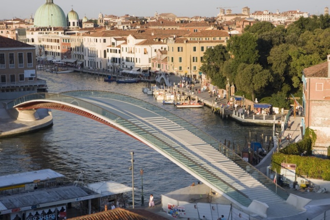 玻璃桥梁的图象在威尼斯，意大利