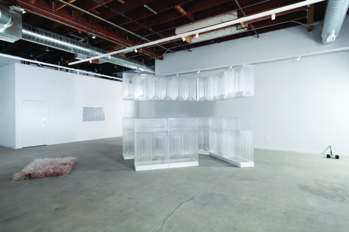 画廊空间的内部视图，半透明的雕塑在中心