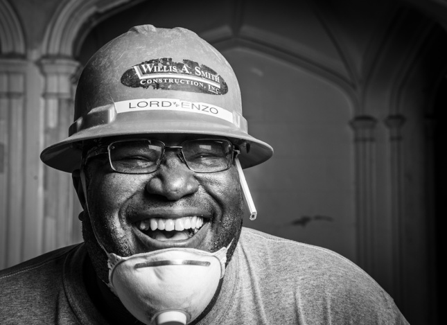 建筑工人在萨拉索塔微笑的特写图像