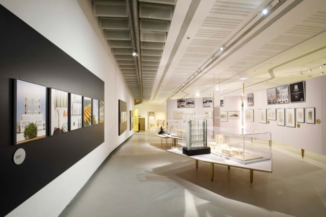 博物馆里的画廊充满了建筑模型，照片和图纸