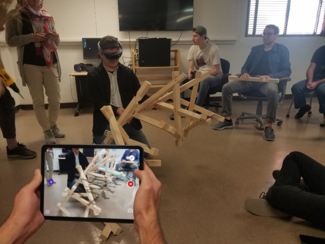 虚拟现实耳机中的人与木结构互动