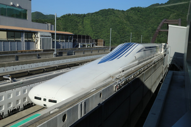 在地面轨道上的伸长的Maglev火车的图像，地面水平，一部分的高速铁路网络