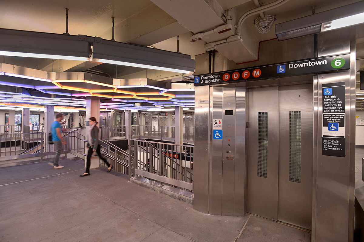地铁站楼梯和电梯的照片