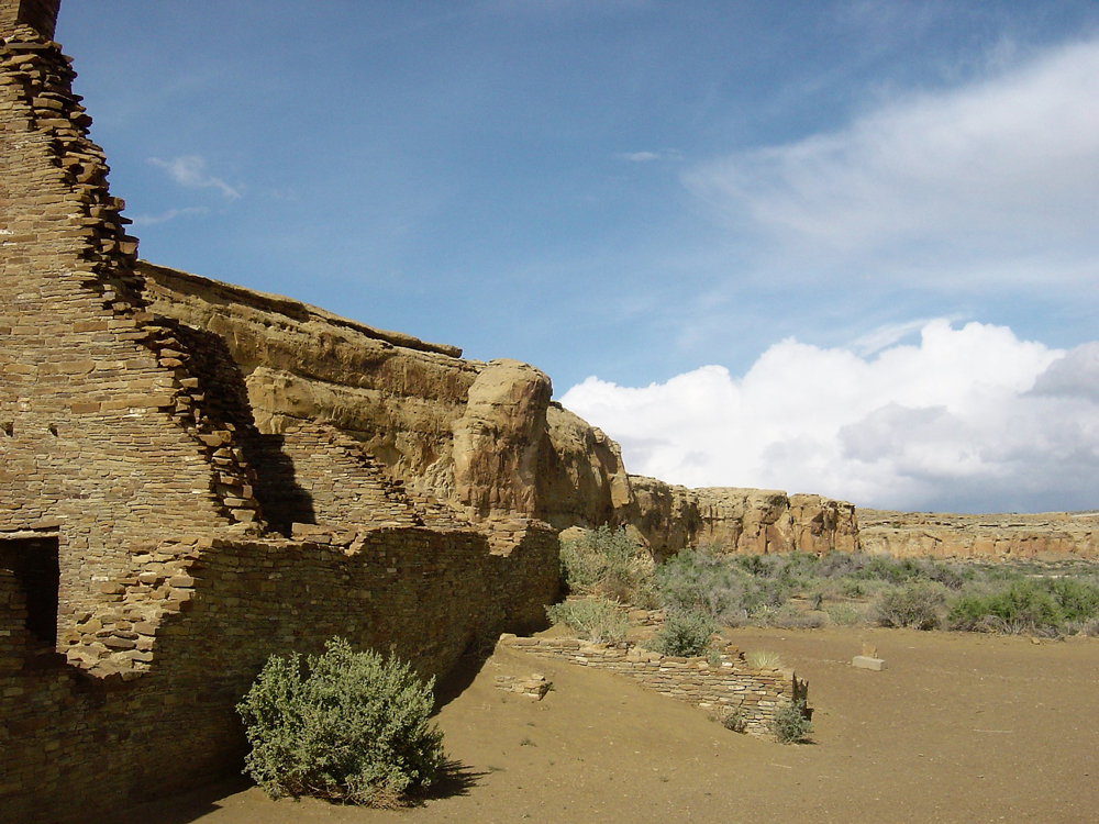 沙漠中的弯曲岩层