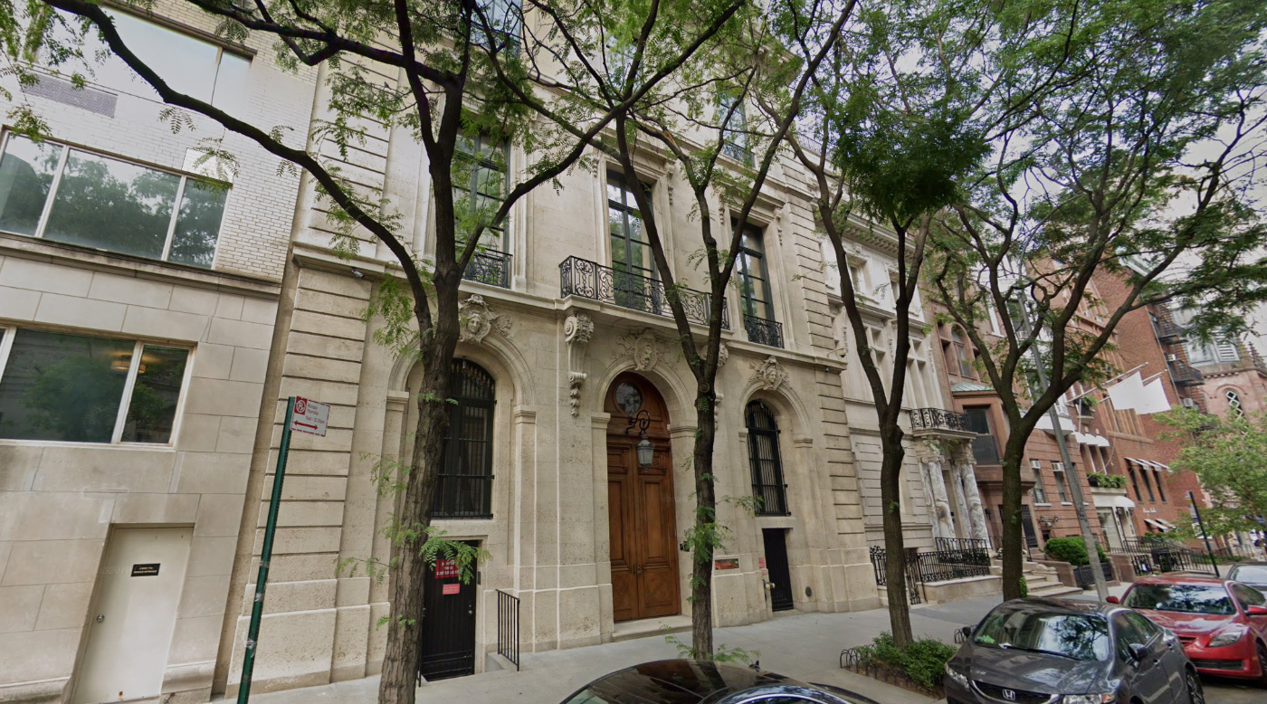 上东区联排别墅的街景，镀金的外部装饰，属于杰弗里·爱泼斯坦