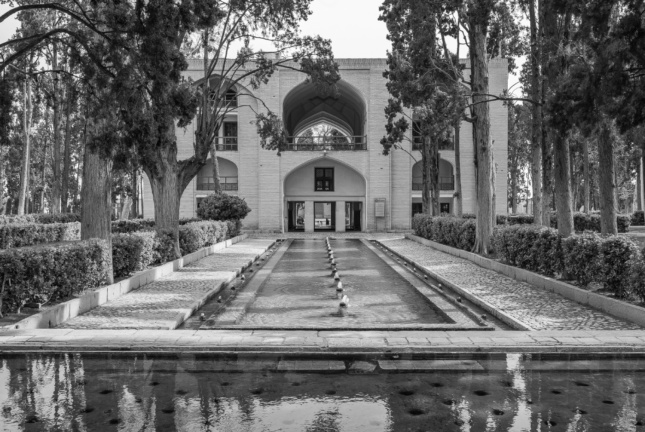 伊朗庭院的照片有水池的