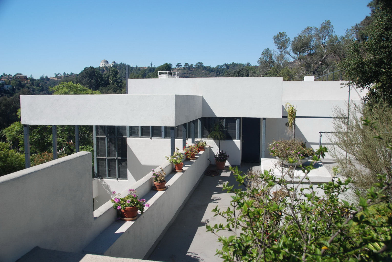 位于加州的洛弗尔住宅是一栋四四方方的白色建筑