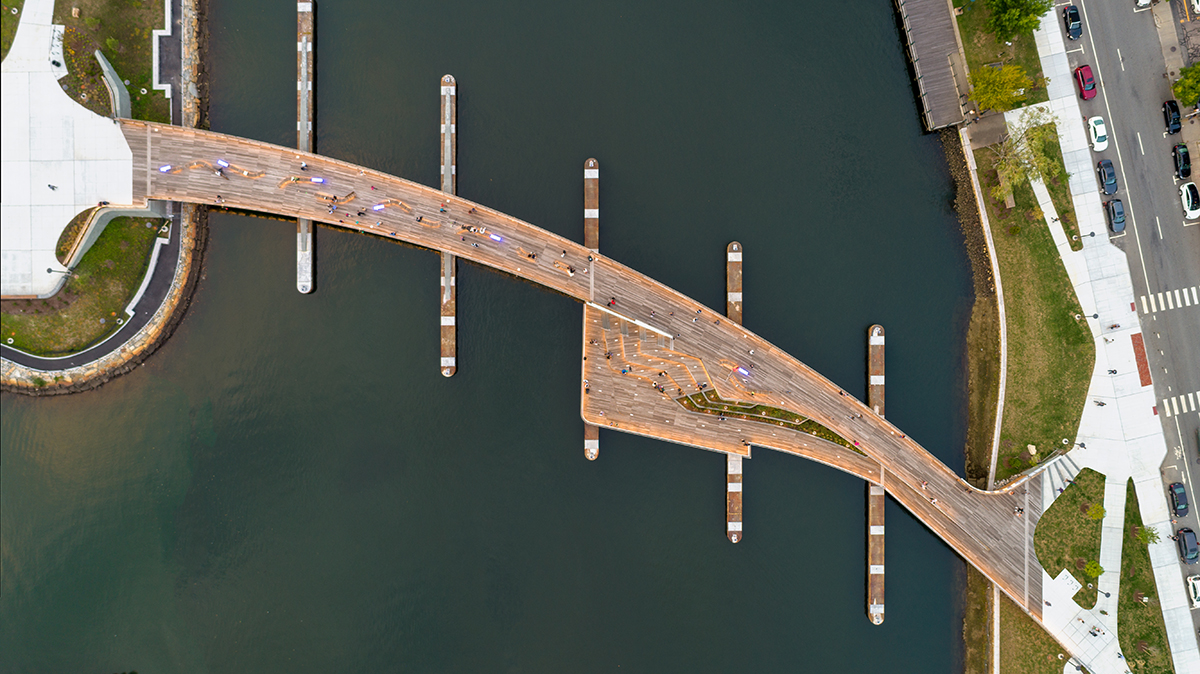 木桥的鸟瞰图在普罗维登斯河的花岗岩码头上设置了
