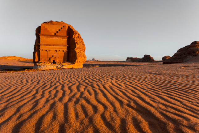 一个大型的外墙雕刻在沙漠中的巨大巨石。