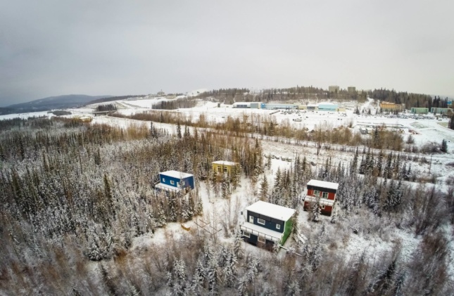 冰雪覆盖的北极房屋航拍照片