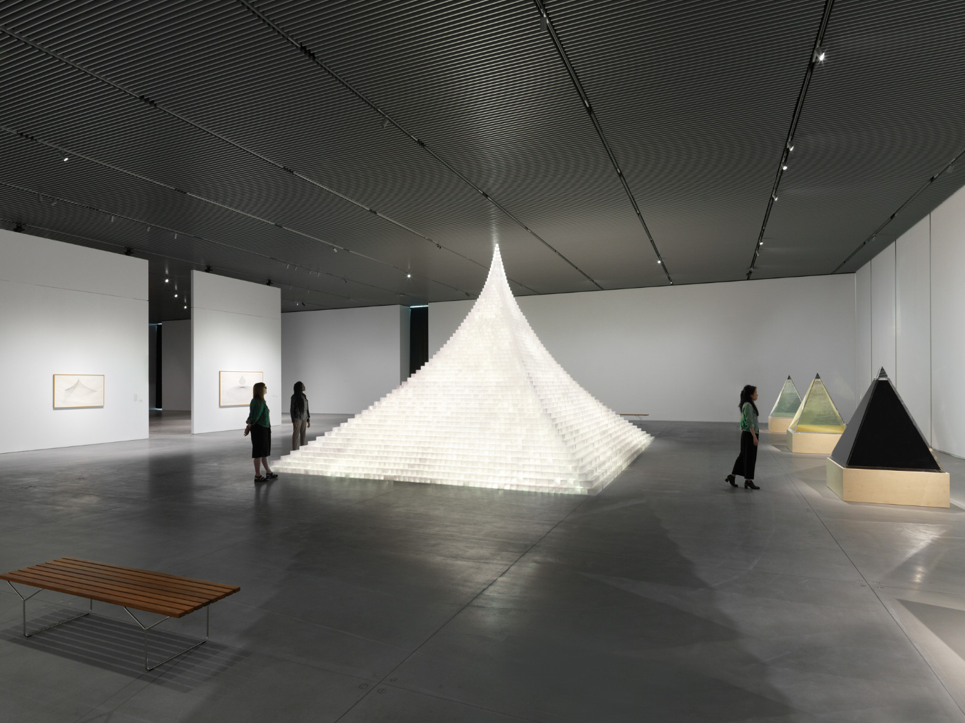 艾格尼丝·德尼斯设计的高大发光的金字塔